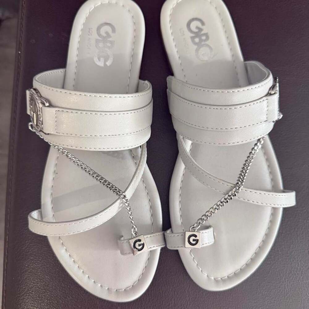 GBG Los Angeles Sandals Size 6M Gray Chain Toe Ring Flat Shoes